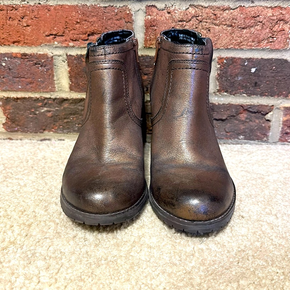 Great condition! Women’s SZ 8.5 Clarks 3” heel leather ankle boots